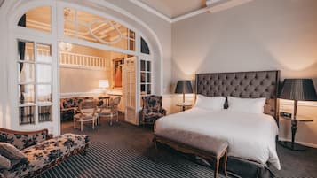 Suite | Luxe beddengoed, een minibar, een kluis op de kamer, een bureau