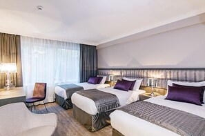 Triple Room | Minibar, in-room safe, desk, iron/ironing board - Hotel Agenda Louise (Brussels)