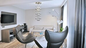 Dobbeltrom – deluxe, tekjøkken | Minibar, safe på rommet, skrivebord og strykejern/-brett