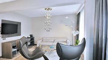 Junior suite | Een minibar, een kluis op de kamer, een bureau