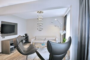 Deluxe Double Room, Kitchenette | Minibar, in-room safe, desk, iron/ironing board