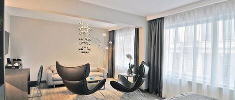 جناح جونيور | منطقة المعيشة | تلفزيون بحجم 24-بوصة يعرض قنوات تلفزيونية باشتراك مدفوع