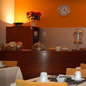 Daily buffet breakfast (EUR 9.5 per person) - Hotel Agenda Louise (Brussels)