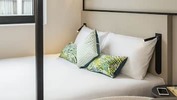 Surmatelas, coffres-forts dans les chambres, bureau, rideaux occultants