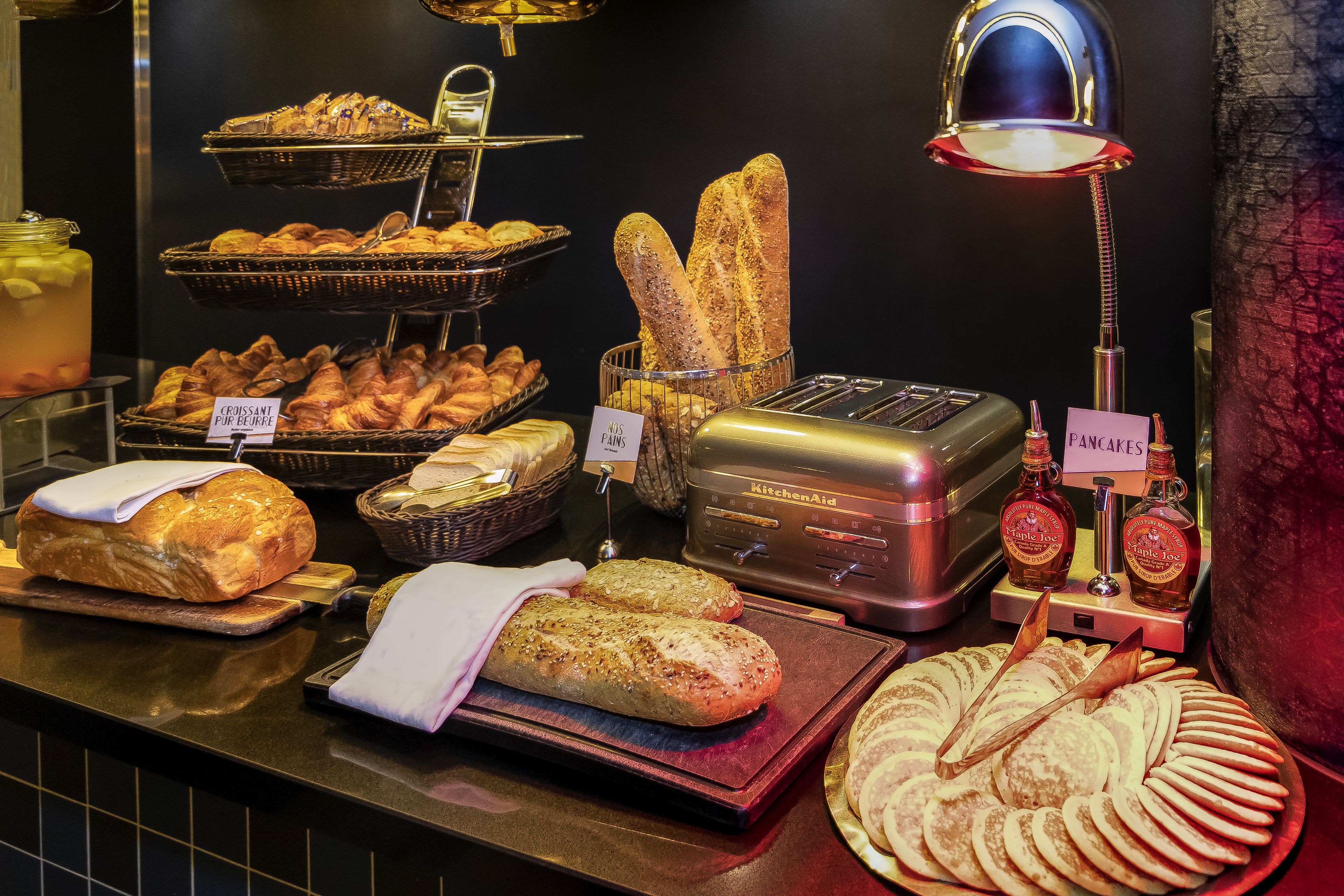 朝食 (ビュッフェ)、毎日提供 (1 名様 15 EUR)