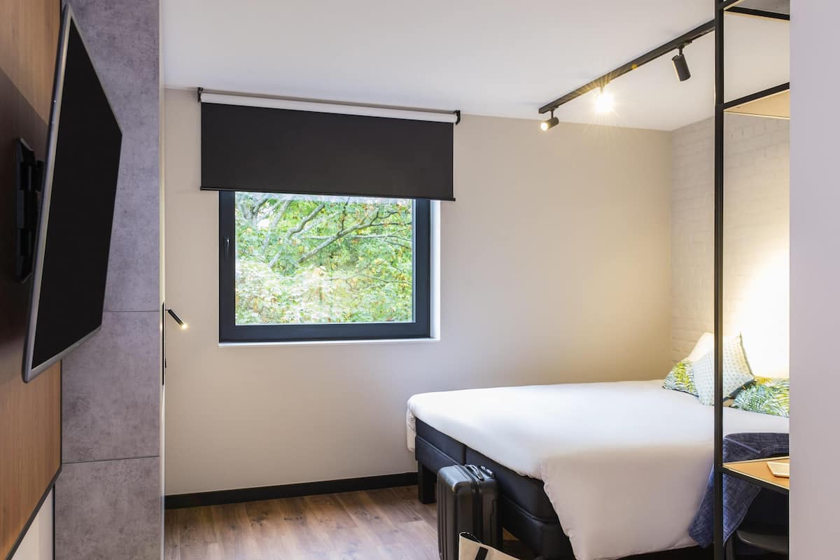 Superior Room, 1 Double or 2 Twin Beds, Garden View | Pillowtop beds, in-room safe, desk, blackout drapes