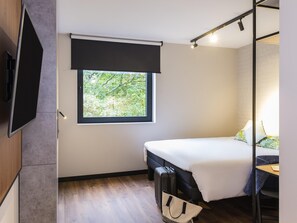 Superior Room, 1 Double or 2 Twin Beds, Garden View | Pillowtop beds, in-room safe, desk, blackout drapes - Ibis Brussels Centre Châtelain (Brussels)