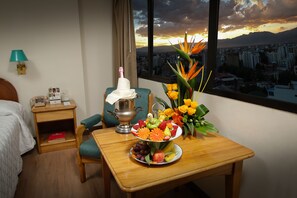 Junior Studio Suite, 1 King Bed, City View | In-room dining - Hotel Diplomat (Cochabamba)