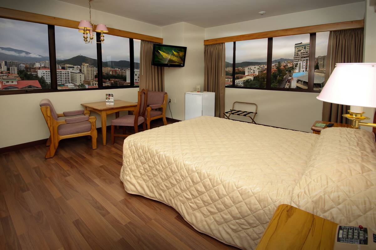 Minibar, caja de seguridad en la habitación y escritorio