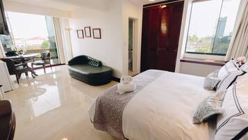 Een minibar, een kluis op de kamer, een bureau, een laptopwerkplek