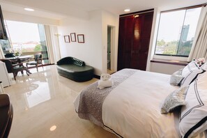 迷你吧、客房内保险箱、办公桌、笔记本电脑工作区