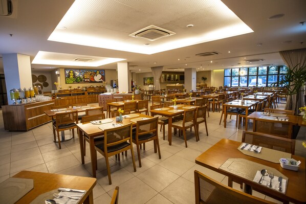 2 Restaurants, Mittagessen, Abendessen, internationale Küche