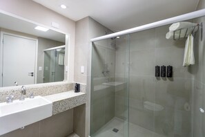 Ducha, secador de pelo, toallas