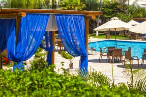 Piscine extérieure, parasols de plage, chaises longues