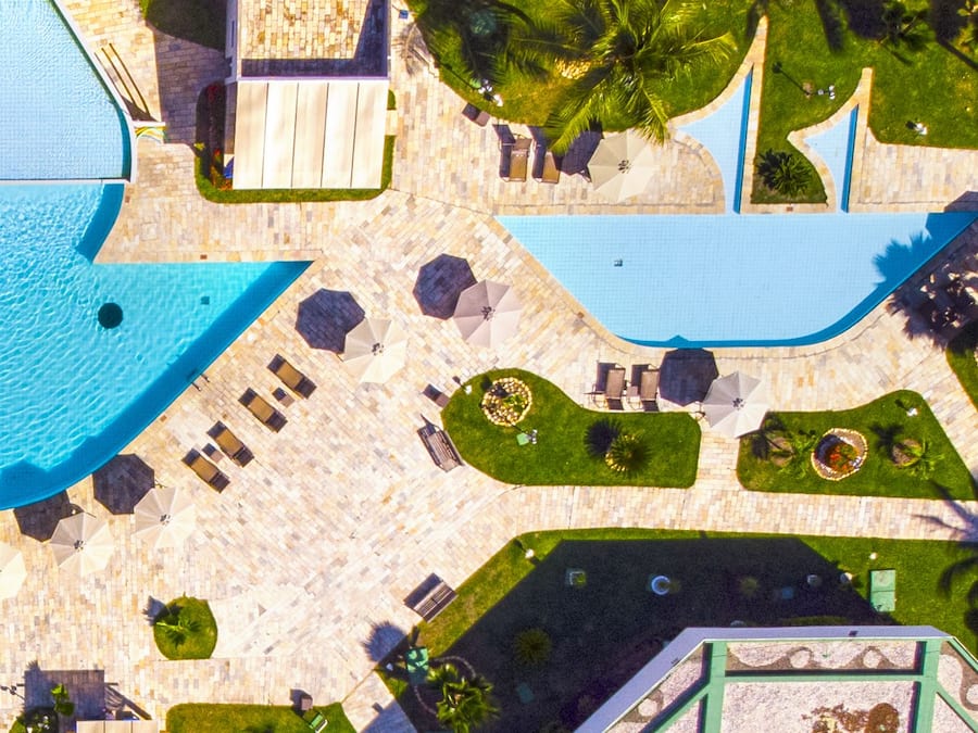 Una piscina al aire libre (de 08:00 a 20:00), sombrillas, tumbonas