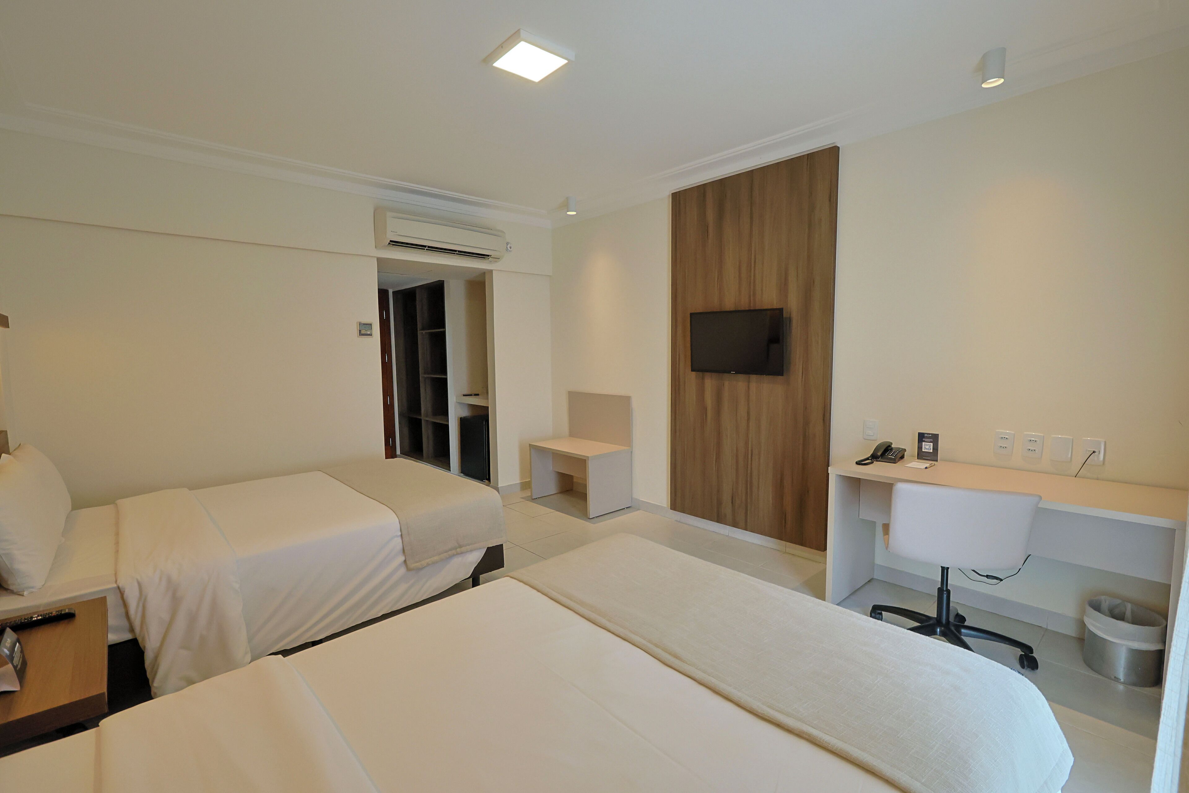 standard double room | 1 bedroom, minibar, in-room safe, desk