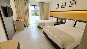 Habitación doble estándar | Minibar, caja de seguridad en la habitación y escritorio