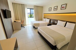 Minibar, caja de seguridad en la habitación y escritorio 