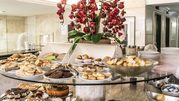 A buffet with various desserts and pastries. - Savassi Hotel (Belo Horizonte)