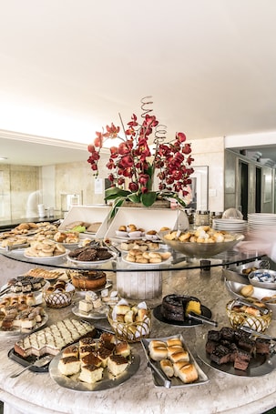 Desayuno buffet. Savassi Hotel