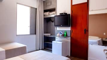 Habitación con 2 camas individuales | Minibar, espacio para trabajar con laptop y cortinas blackout