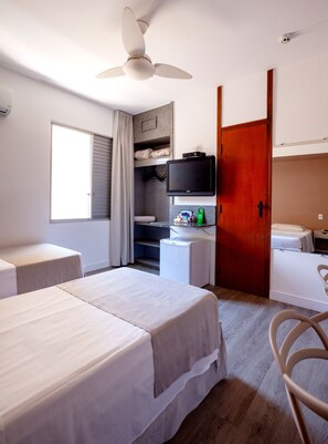 Habitación con 2 camas individuales | Minibar, espacio para trabajar con laptop y cortinas blackout 