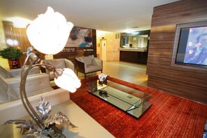 En 0-tommers LCD-TV med kabel-kanaler samt TV