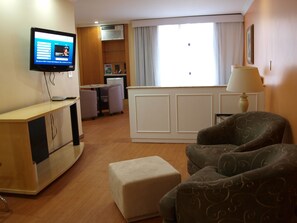 Junior-Suite | Wohnbereich | Fernseher