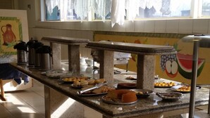 Un buffet proposant une variété de plats et d’ustensiles de cuisine.