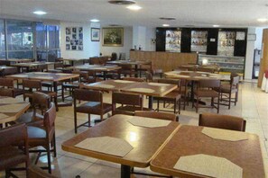 Frokost, lunsj og middag serveres