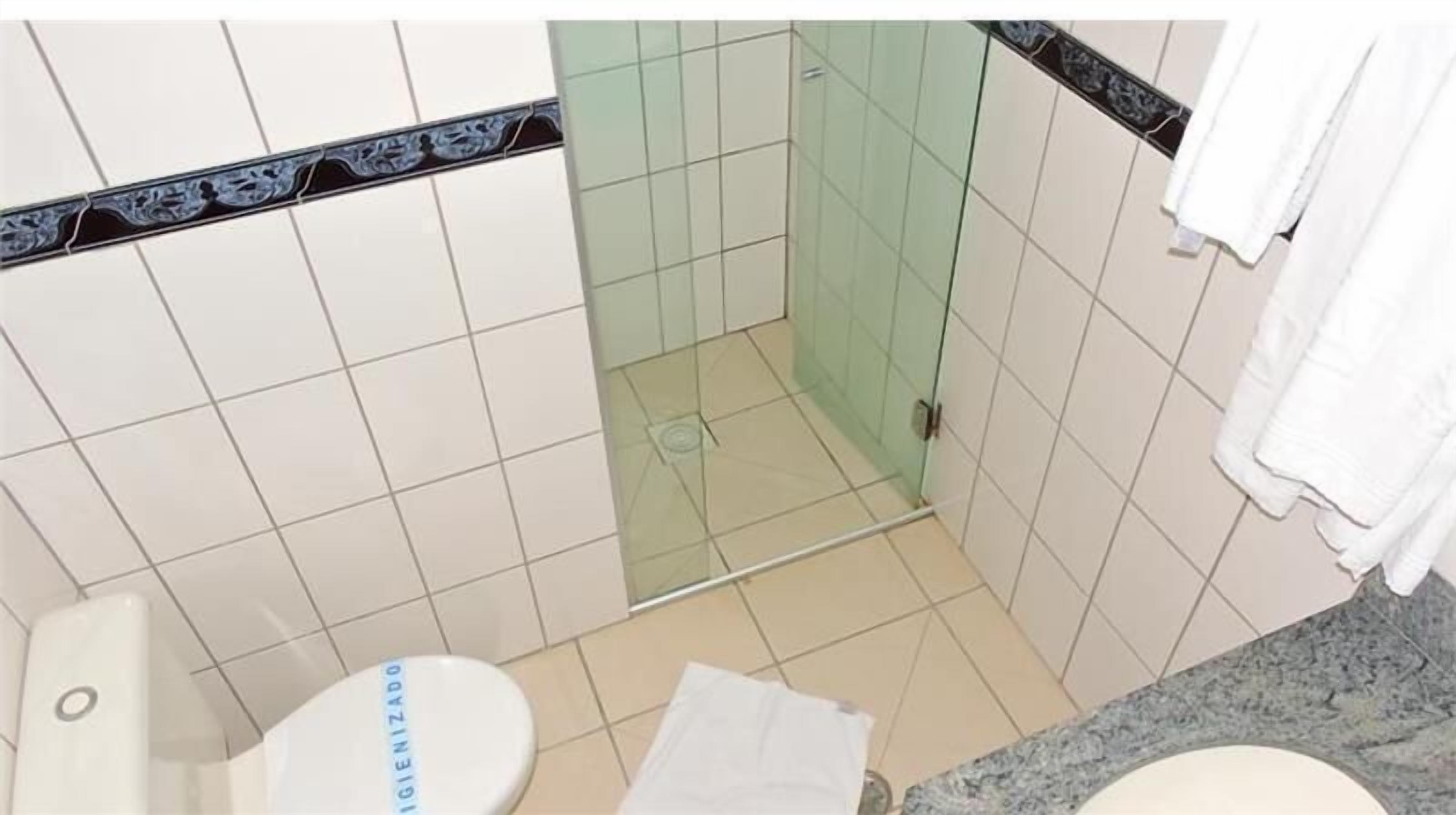 Chuveiro, secador de cabelo, toalhas de banho 