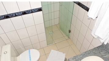 Chuveiro, secador de cabelo, toalhas de banho