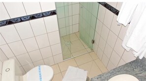 Chuveiro, secador de cabelo, toalhas de banho 