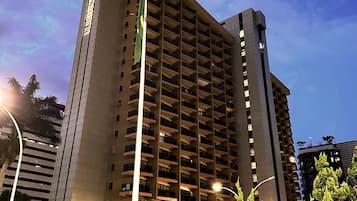 Fachada da propriedade à noite