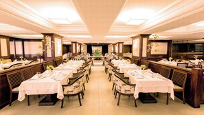2 nhà hàng; phục vụ bữa sáng, bữa trưa và bữa tối