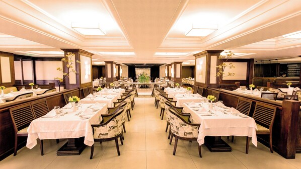 2 restaurants; breakfast, lunch and dinner served 