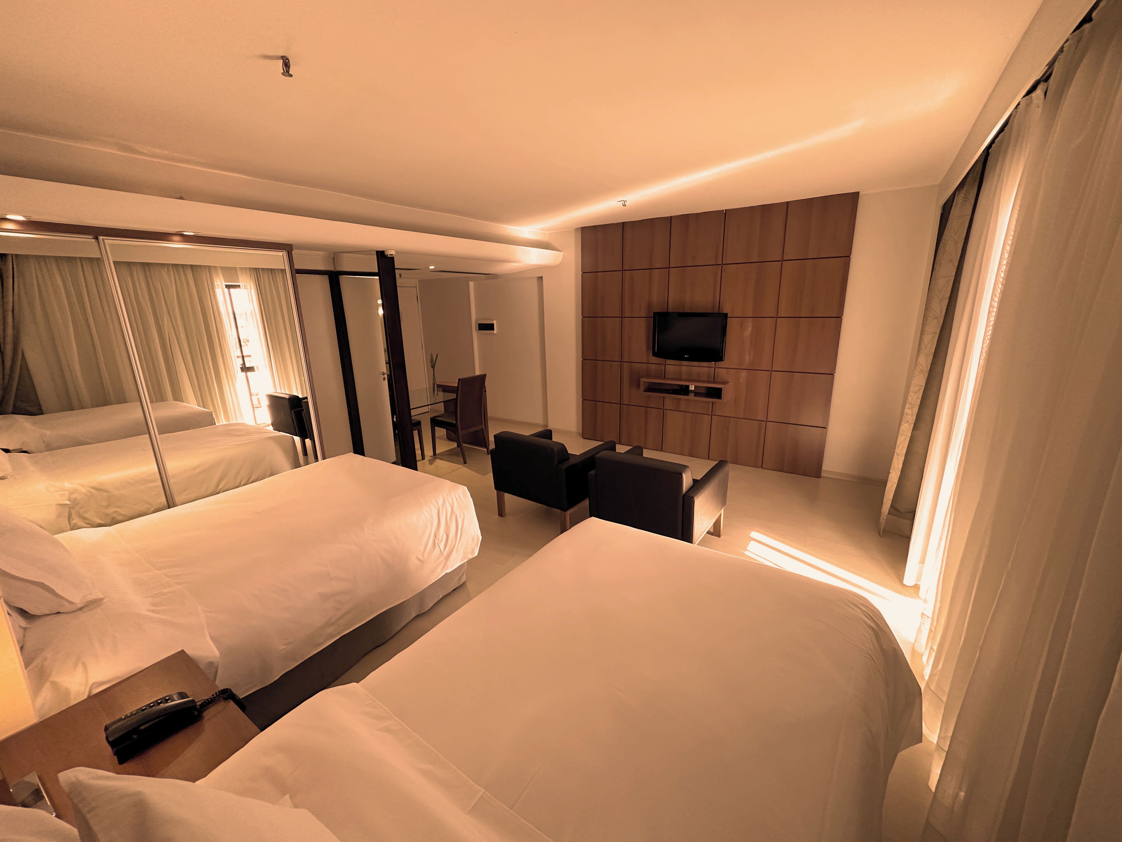 deluxe single room | 1 bedroom, minibar, in-room safe, desk