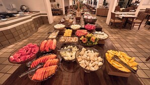 Un buffet proposant une variété de plats et d’ustensiles.