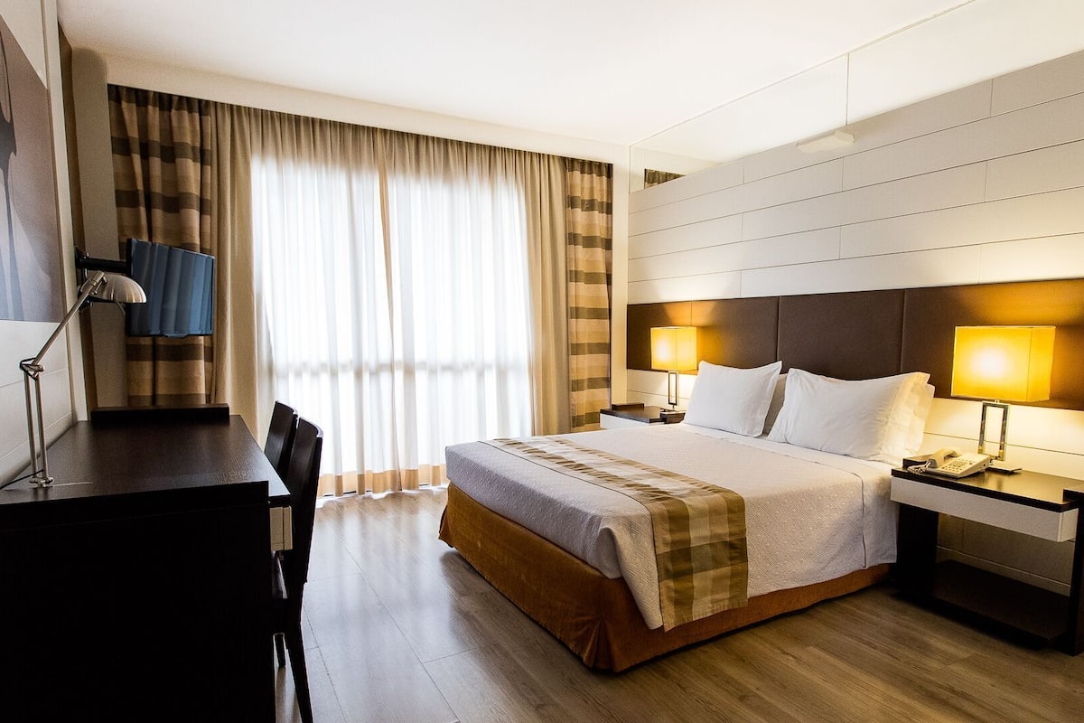 Minibar, Zimmersafe, Schreibtisch, Verdunkelungsvorhänge