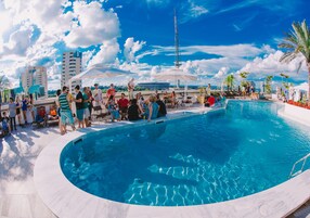 Una piscina techada, una piscina al aire libre