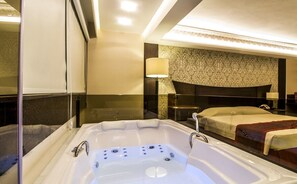 Deluxe Suite | Bathroom | Shower, hair dryer, towels - San Marco Hotel Brasilia Executivo (Brasília)