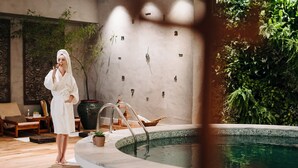 A spa area with a pool, a wooden bench, and a wall with numbers. - San Marco Hotel Brasilia Executivo (Brasília)