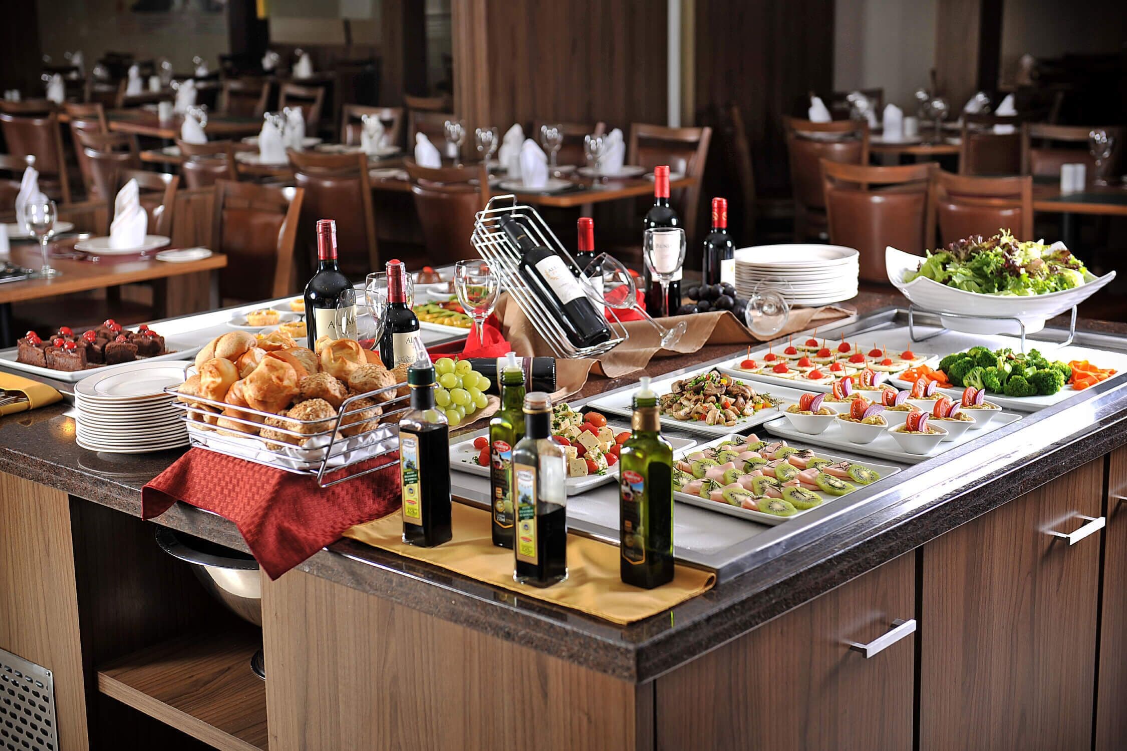 S'hi serveixen esmorzars i dinars 