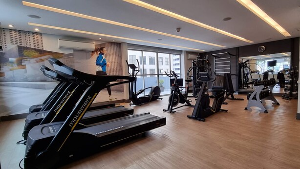 A gym with treadmills, stationary bikes, and weight machines. - Hotel Deville Curitiba (Curitiba)