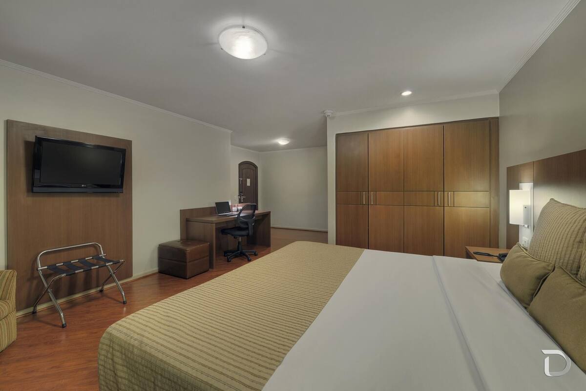 In-room safe, desk, free WiFi, alarm clocks