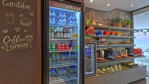 A coffee and espresso station with a variety of beverages and snacks. - Hotel Deville Curitiba (Curitiba)