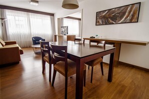 32-inch Smart TV with cable channels - Hotel Deville Curitiba (Curitiba)