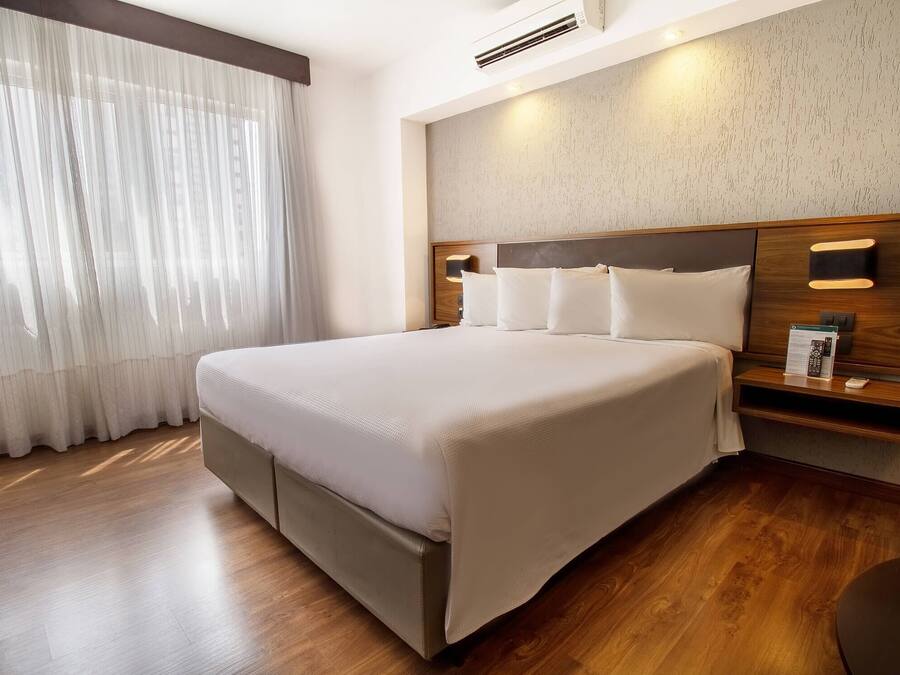 Quarto casal luxo | Cofres nos quartos, escrivaninha, Wi-Fi de cortesia, roupa de cama