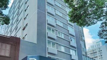 Vista frontal de la propiedad