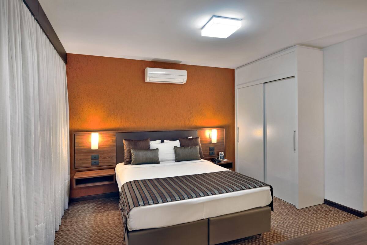 In-room safe, desk, free WiFi, alarm clocks